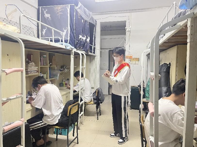 一群人站在厨房里中度可信度描述已自动生成