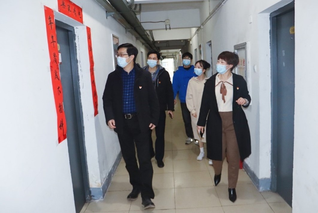 穿西装的男人和女人站在一起低可信度描述已自动生成