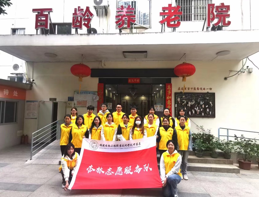 图片包含 室内, 男人, 桌子, 女人描述已自动生成