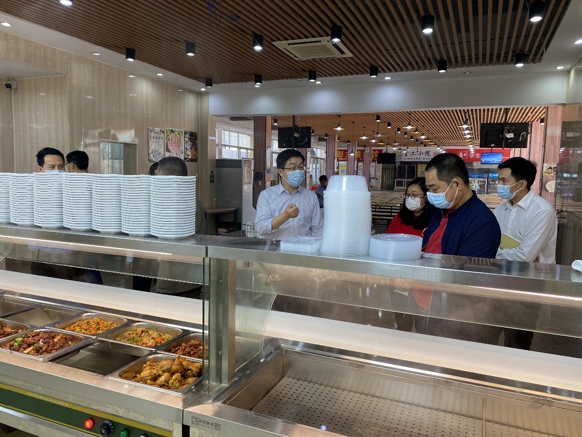 柜台上放着一些食物低可信度描述已自动生成
