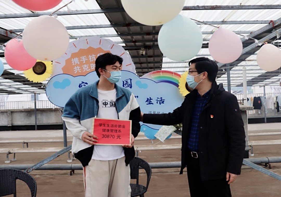 戴帽子的人在街道边走低可信度描述已自动生成
