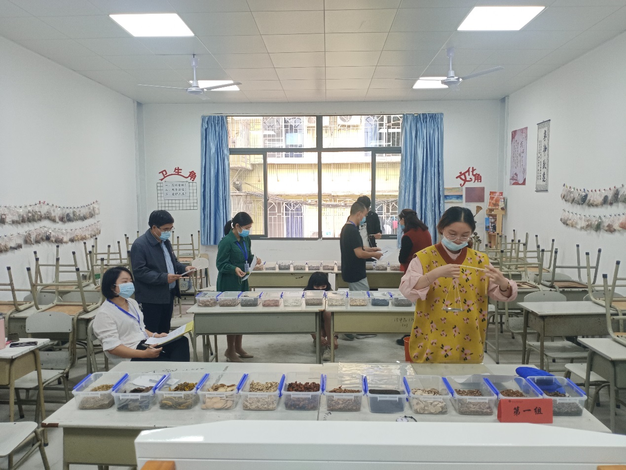 一群人在厨房里工作描述已自动生成
