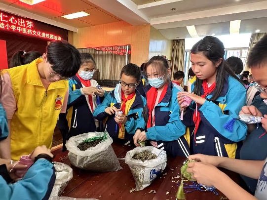 小孩们在桌子边低可信度描述已自动生成
