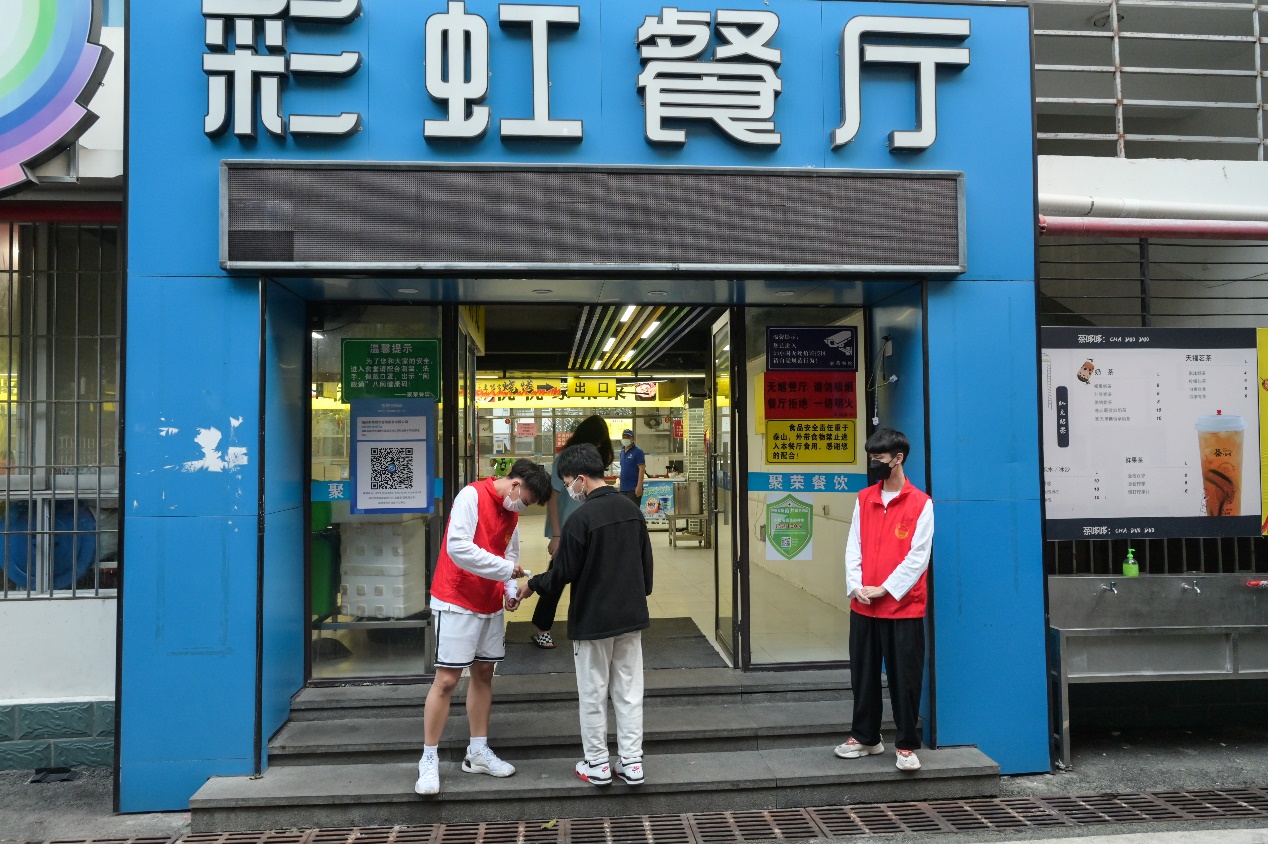 商店外的路人描述已自动生成