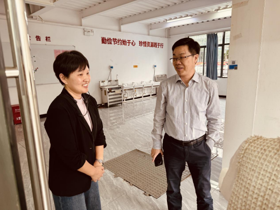 校党委书记林志华深入思政课堂听课