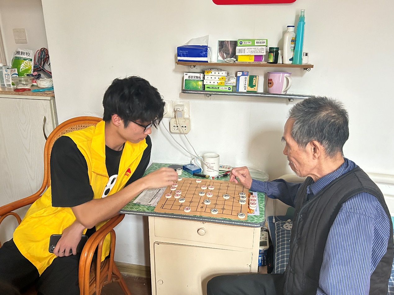男孩在厨房里做饭中度可信度描述已自动生成