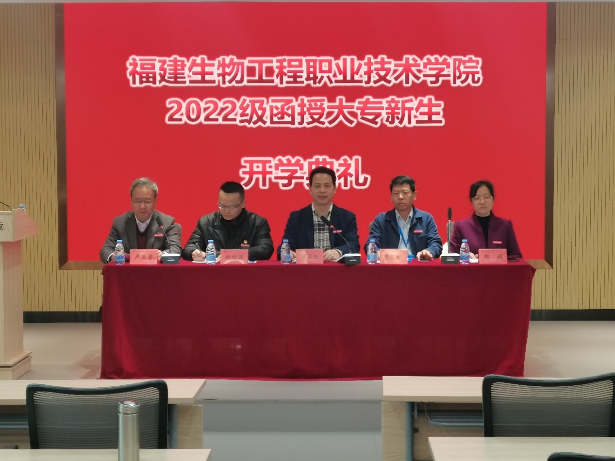 房间里的餐厅中度可信度描述已自动生成