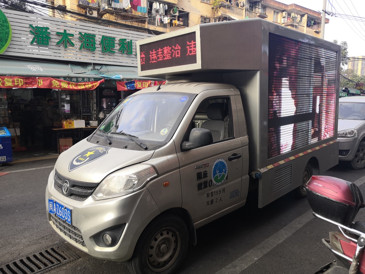 说明: 执法车辆.jpg